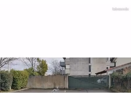 à louer : place de parking extérieure couverte dans une résidence sécurisée