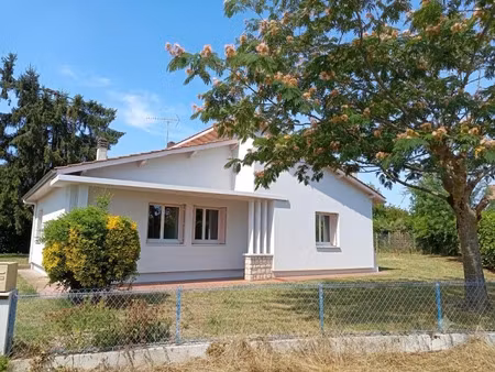 location maison 4 pièces 100 m² à saint-pierre-du-mont (40280)  990 €