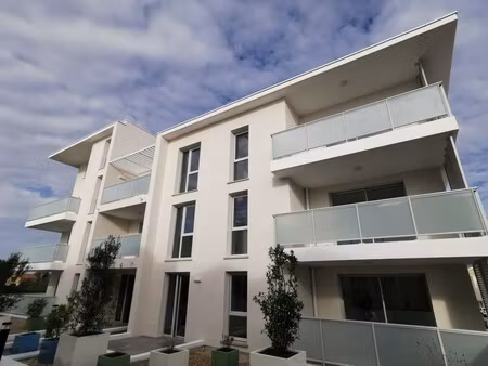 t1 avec terrasse à marsillargues