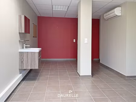 a louer local professionnel avec vitrine et salle d'attente