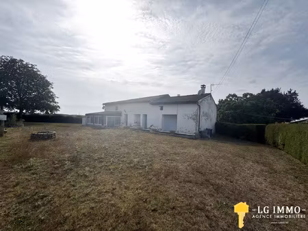 maison de plain-pied au milieu de son jardin arboré d'arbres