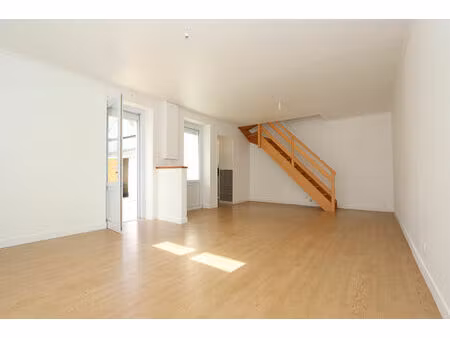maison de ville rénovée - 2 chambres avec cour et dépendances