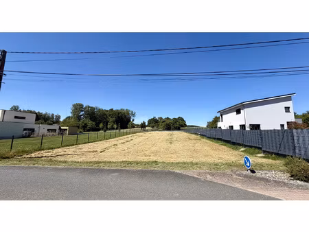 terrain constructible 16 ares  21m de facade au calme
