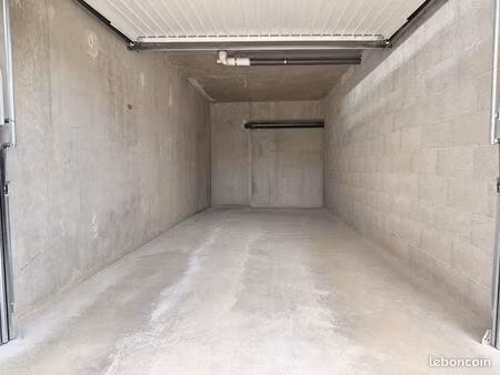 grand garage fermé dans résidence fermée alaï / charles de gaulle