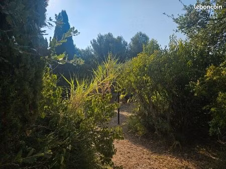 terrain 280 m² les pennes mirabeau