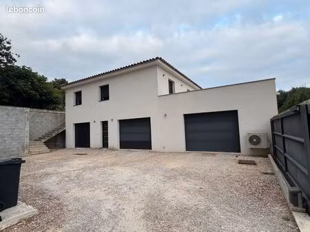 villa aux accates de 134 m² habitables sur terrain de 2 729 m²