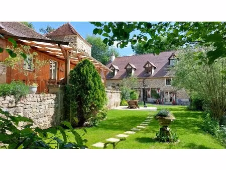 ancien moulin à eau caractéristique avec maison et gîtes