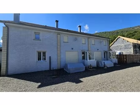 ensemble immobilier rénové – 3 appartements meublés + 3 garages