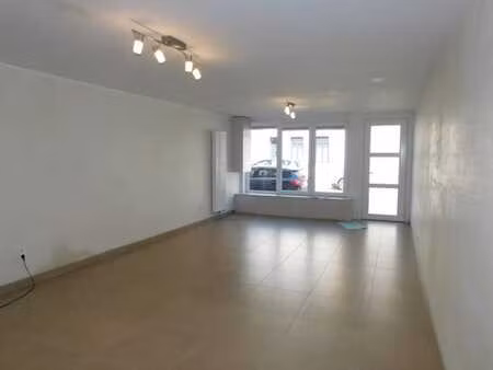 maison d’habitation avec cour et garage au centre de leuze