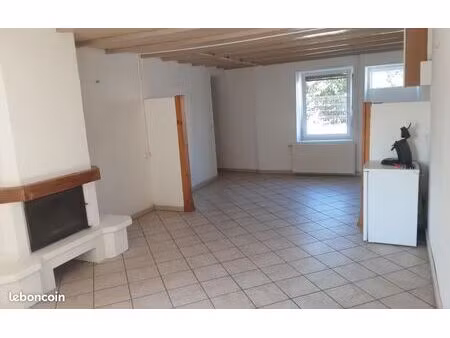 jolie maison entièrement clôturée avec plusieurs dépendances