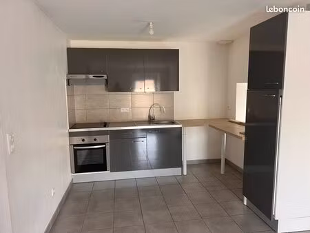 t4 de 60m2 avec balcon et extérieur dans maison privée