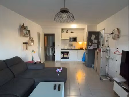 appartement 3 pièces traversant de 63 m2 +2 parkings privées +jardins proche de tout à st 