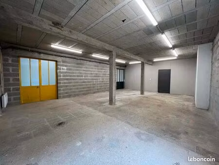 local 70 m2 dépôt bureaux avec wc  avec parking