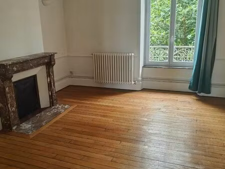 f2 centre charleville 62m2