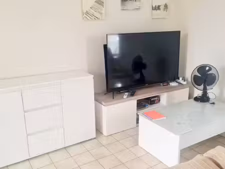 grand studio maison de ville appartement meubleé 30 m avec terrasse et parking proche cent