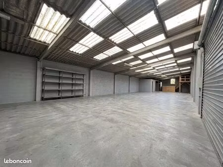à louer – local d'activités de 358 m² avec bureaux  mezzanine de stockage et aire de charg