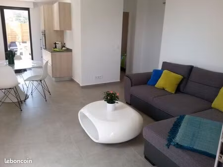 appartement occupant le rez de jardin d'une maison avec parkings