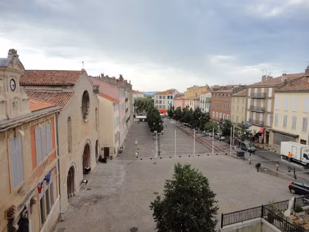 à hyères (83)  grand appartement en location