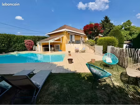 maison familiale de 143 m² avec piscine  à 20 min de lyon