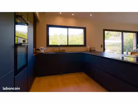 maison dans un environnement naturel exceptionnel  avec grande dépendance  proche de toute