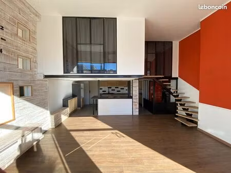 loft 99m2  atypique  rdc  t3 equipe  plein sud au calme parking za des maures  cogolin