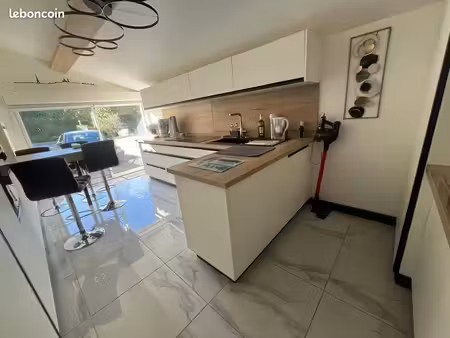 maison récente de 137 m² avec piscine sur terrain de 2 254 m² - la verdière