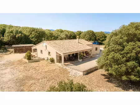 propriété avec dépendance sur grand terrain constructible à