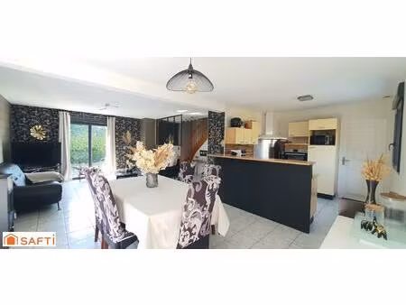 maison avec double garage   beau terrain de 1200 m2   cours en enrobés .