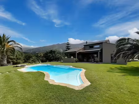 propriété avec piscine – 220 m² – terrain de 4 000 m² ?