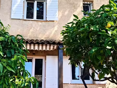 mougins : villa individuelle dans domaine avec piscine.