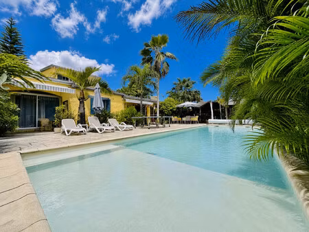 villa de charme avec 4 gîtes  studio indépendant  piscine chau