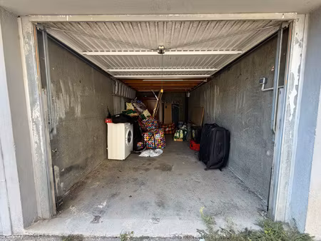 garage avec lumière et bureau en mezzanine à montpellier