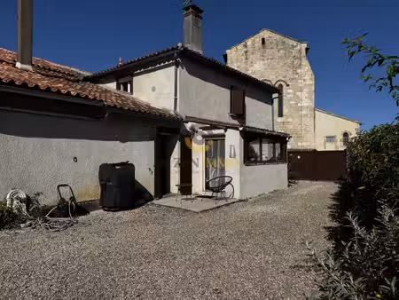 charmante maison en pierre avec un superbe vitrail représentant