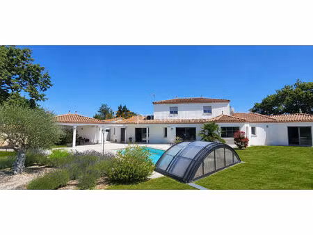 la roche-sur-yon -- maison 9 pieces -- 245 m2 -- jardin -- double garage -- grange