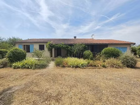 maison de plain-pied avec piscine  garage et jardin clos à proximité de montaigu-de-quercy