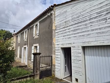 maison en pierre rénovée de 109 m2  3 chambres  grandes dépendances et jardin