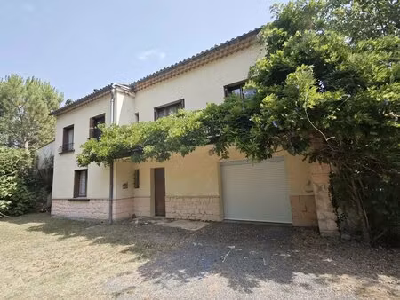 maison individuelle avec garage et grand jardin