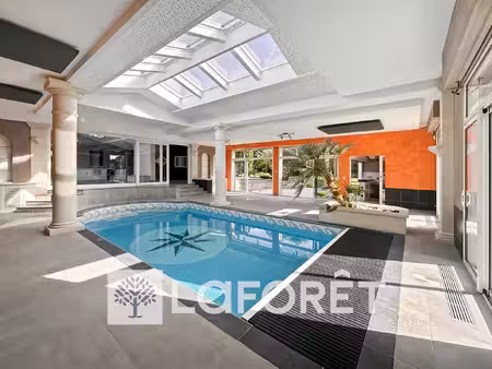 villa d'architecte avec parc boisé  logement annexe et piscine intérieure en charente-mari