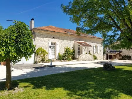 propriété en pierre avec maison d'amis  piscine  dépendance et 1 hectare de terrain proche