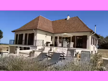 résidence principale avec énorme potentiel b & b  sur 1 3 ha et une vue dégagée.