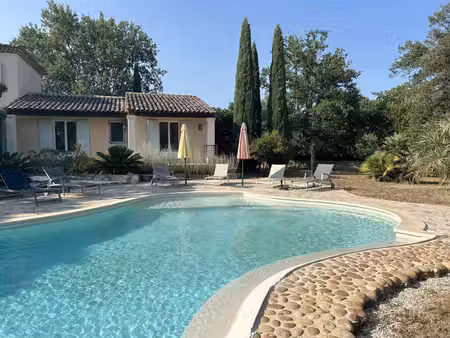 a 3 km d'uzès  belle bastide sur 4200 m2 de terrain avec piscine.