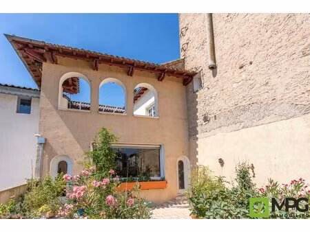 villeneuve sur lot maison de ville de190 m2 avec vue sur le lot  terrasses et garage.
