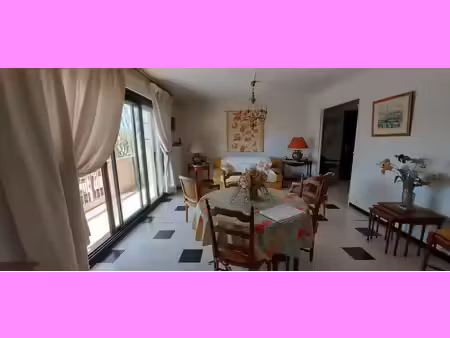 30. gard. nimes. appartement traversant climatisé de 106 m² avec terrasse dans résidence..