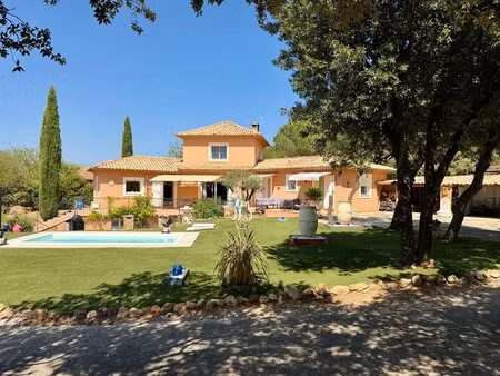 à 10 km d'uzès  villa avec piscine et vue dégagée