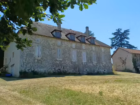 belle maison de maître sur 10 ha de prairies et de bois