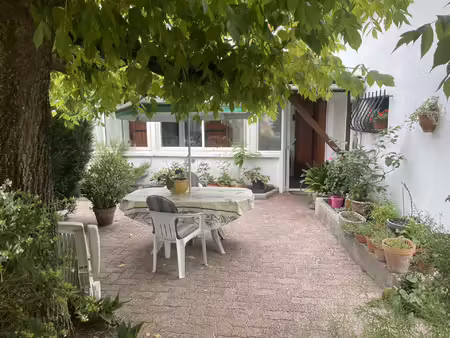 maison de plain-pied avec garage et jardin.