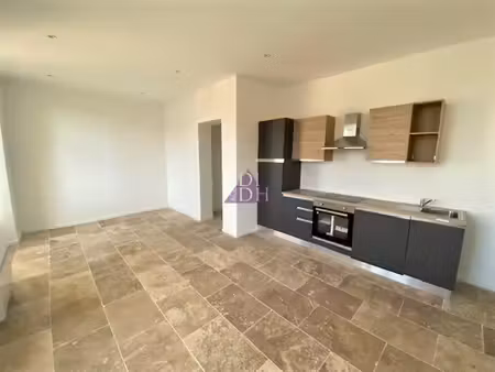 location appartement 3 pièces 55m2 hyères 83400 - 900 € - surface privée