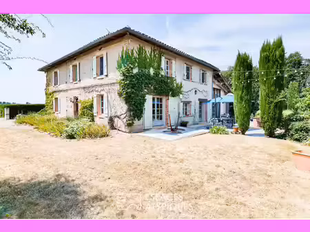 panorama et calme absolu pour cette bâtisse rénovée et pleine de charme.