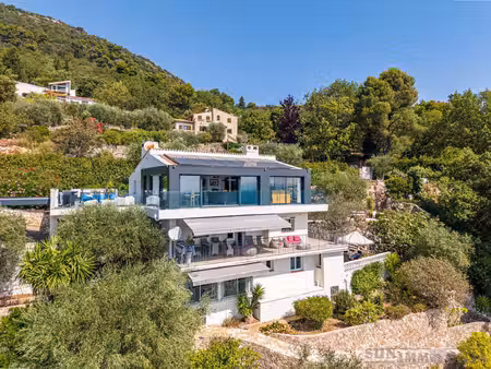 superbe maison avec une vue panoramique mer et montagnes