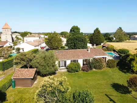 belle maison de village de 3-4 chambres avec piscine.